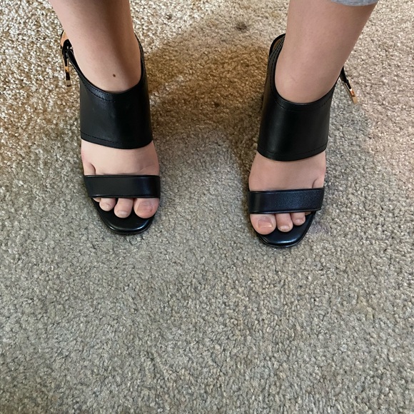 Selling for my fiancé. She doesn’t use them. - Picture 2 of 4